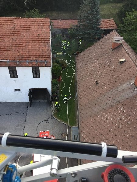 Beginnender Wirtschaftsgebäudebrand (Bild 3)